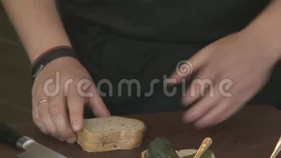 面包圈男手在桌子上切面包视频的预览图