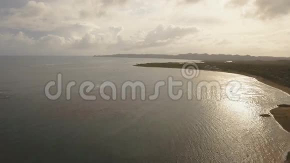 海岸的石油储藏菲律宾卡坦杜安岛视频的预览图