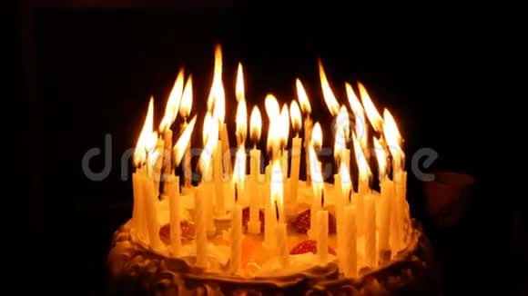 带有燃烧螺旋蜡烛的生日蛋糕视频的预览图