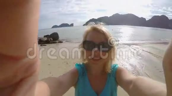 住在海滩上自拍的女人视频的预览图
