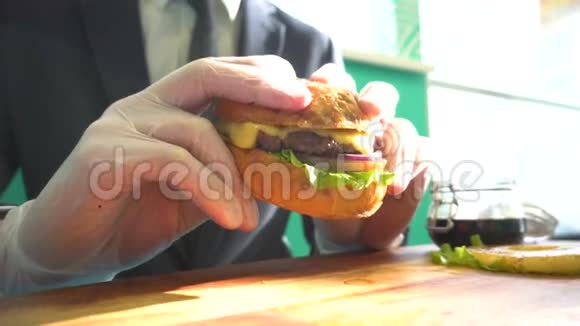 在餐馆里一个带着手套的人拿着汉堡穿着西装视频的预览图