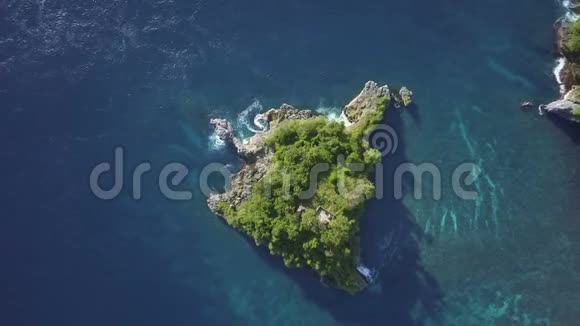 美丽的海湾和热带绿色岛屿的空中景色和蔚蓝的海水视频的预览图