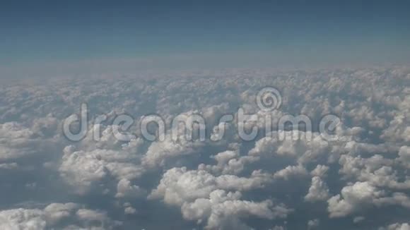在云层上方飞行视频的预览图