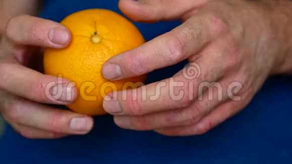 他有牛皮癣对柑橘过敏手的特写视频的预览图