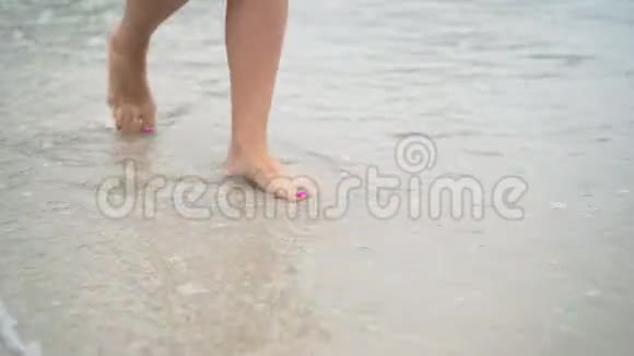 在热带海滩散步的女人视频的预览图