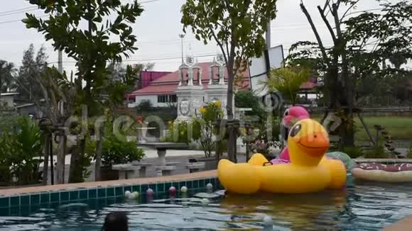 亚洲泰国女人在游泳池里玩和游泳动物玩具橡皮视频的预览图