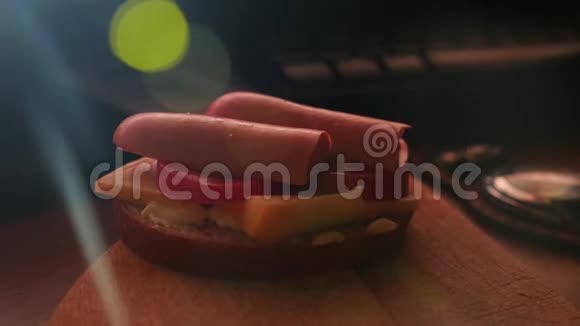 自制三明治和香肠在电脑键盘的背景浅色高亮4k视频的预览图