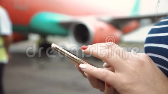 女人在飞机上浏览智能手机视频的预览图