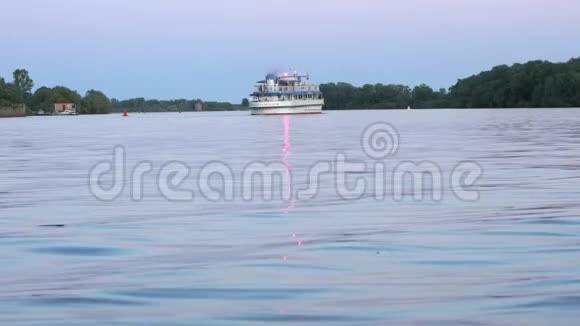 黄昏时分船和游客漂浮在河上视频的预览图