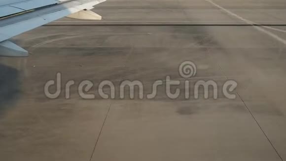从飞机内部看到的飞机滑行在机场跑道上视频的预览图