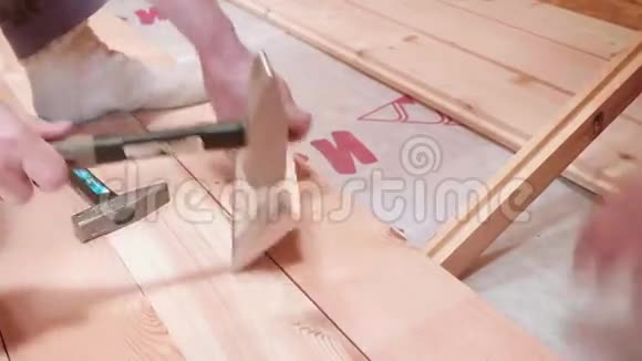 工人从木屋的木板上收集地板视频的预览图