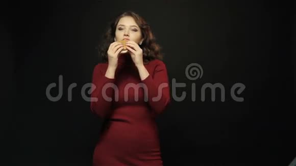 吃汉堡包的年轻女人视频的预览图