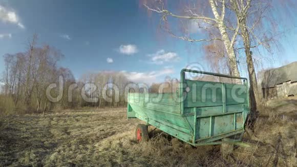 旧农场的老式拖拉机拖车延时4K视频的预览图