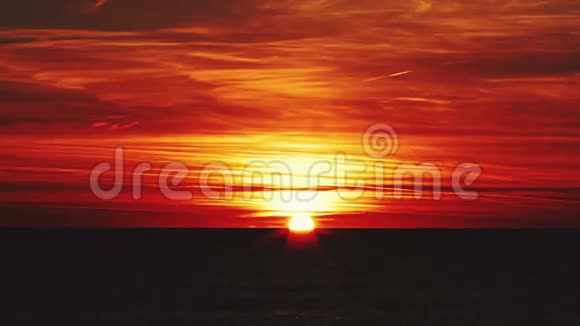 美丽的红日落在海面上乌云密布太阳消失在地平线后面视频的预览图