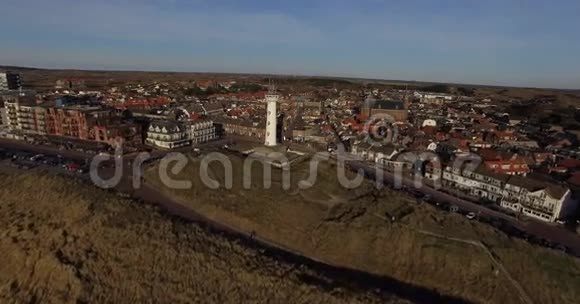 荷兰日落时灯塔和城市景观的无人机航拍镜头视频的预览图