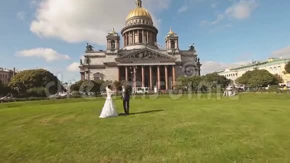 公园草地上的新娘和新郎舞门视频的预览图