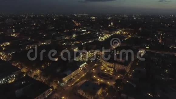 晚上在Deribasovskaya街的敖德萨中心空中景观视频的预览图