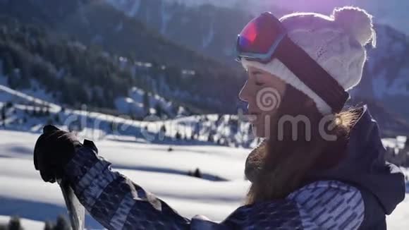一幅美丽的年轻滑雪者女人看空中风景的肖像视频的预览图