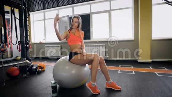 健身生活方式技术和人的概念有智能手机的年轻女性在健身房自拍视频的预览图