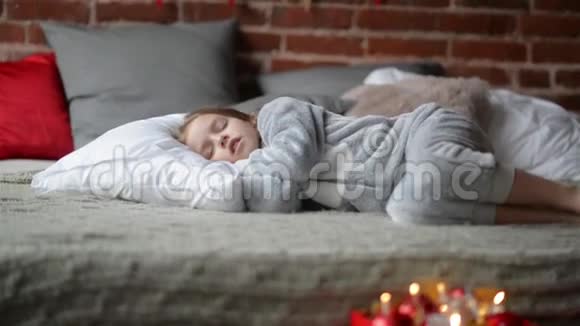 可爱的女孩睡在床上圣诞礼物站在她身边然后孩子醒来拿走你的礼物视频的预览图