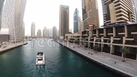 海滨迪拜码头有一个步行游客的长廊和帆船的海上运河视频的预览图