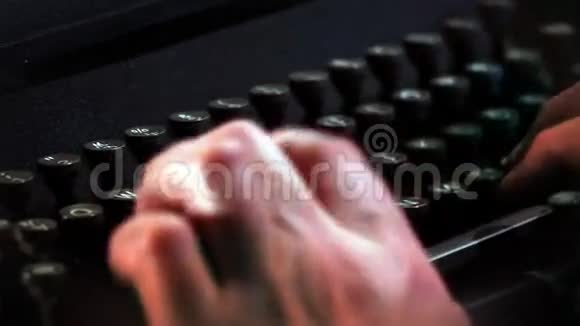 手在打字机上写字视频的预览图