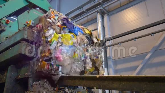 垃圾在回收厂被堆放成块时光流逝视频的预览图