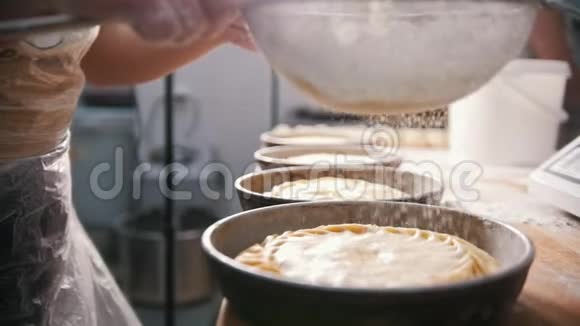 在面包店做面粉和糖粉装饰烘焙产品视频的预览图