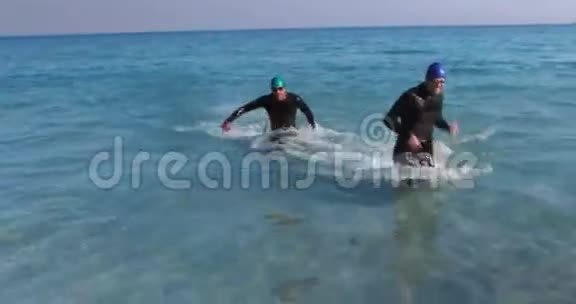 游泳者在海里奔跑视频的预览图