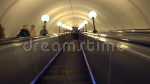 乘坐地铁自动扶梯分散注意力视频的预览图