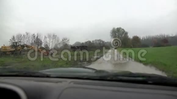 在雨天行驶在有明显仪表板的乡村道路上视频的预览图
