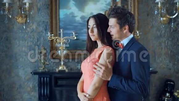 漂亮的一对情侣穿着优雅的晚装穿着经典的老式公寓视频的预览图
