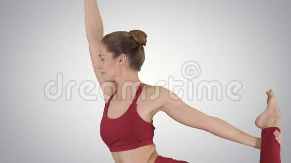 年轻有魅力的女人在梯度背景下练习瑜伽视频的预览图