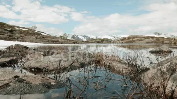 挪威的湖泊和雪山视频的预览图