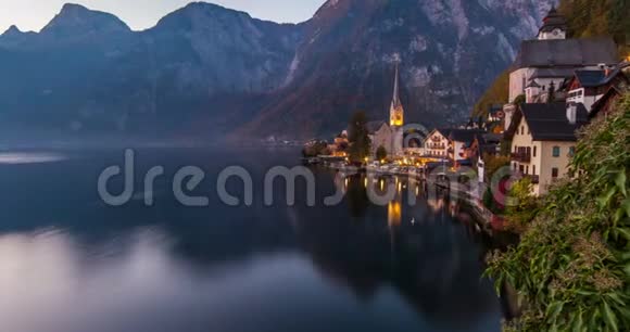 奥地利霍尔斯塔特湖的霍尔斯塔特山村日出景观视频的预览图