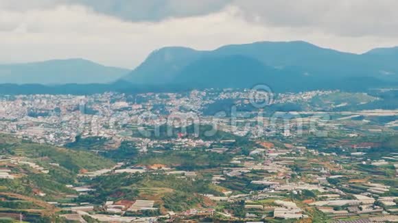 从郎比昂山到达拉特市的景色越南视频的预览图