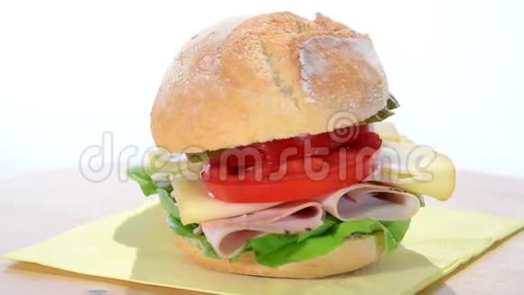 三明治加切火鸡片视频的预览图