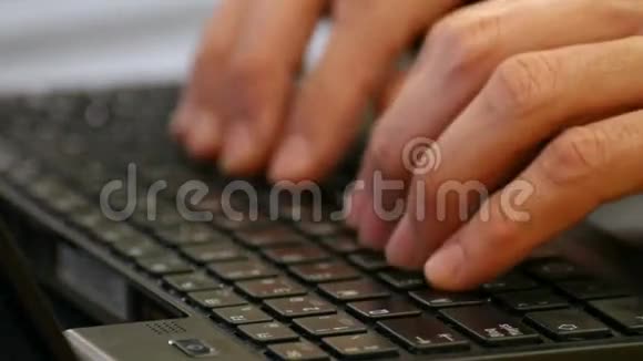 白人男子用电脑键盘打字视频的预览图