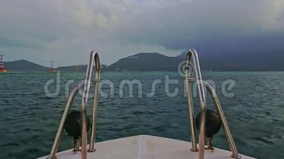 带着头轨的船在蔚蓝的大海上驶向绿色的岛屿视频的预览图