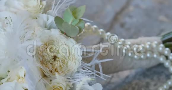 带有珍珠和白玫瑰的婚礼花束视频的预览图