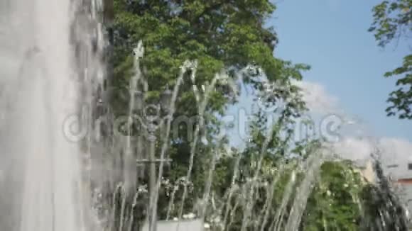 城市喷泉特写水溅了视频的预览图