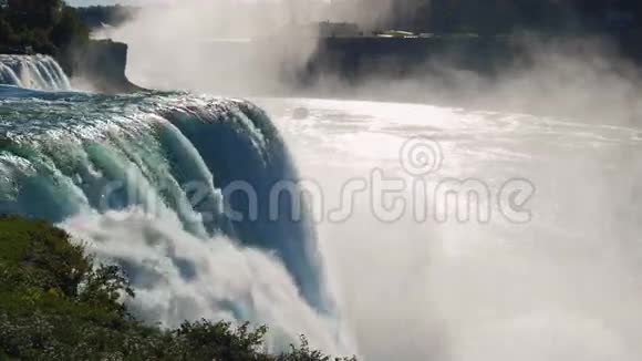 尼亚加拉大瀑布在阳光下一片巨大的浪花和薄雾船驶离游客总部42210位视频的预览图