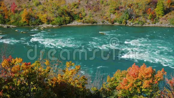 尼亚加拉河上的秋天尼亚加拉瀑布下游纽约州一个受欢迎的旅游目的地视频的预览图