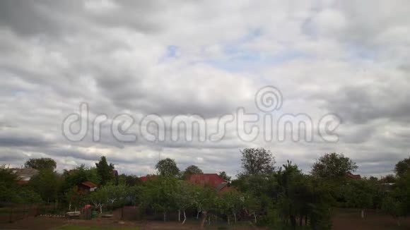 乡村别墅农村景观背景下的飞云视频的预览图