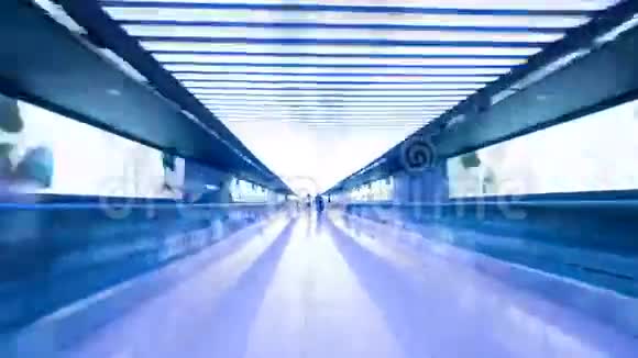 在机场行走过度视频的预览图