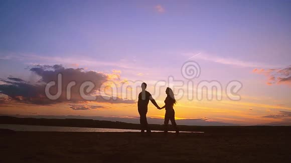 喜欢的男人和在夕阳下散步的女孩视频的预览图