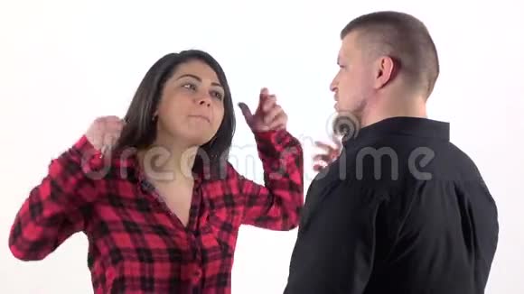 女人和她的男人争吵挥舞着他的手臂慢动作视频的预览图
