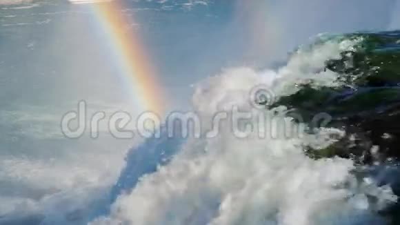尼亚加拉瀑布溪水涌出泡沫水花上的大彩虹视频的预览图