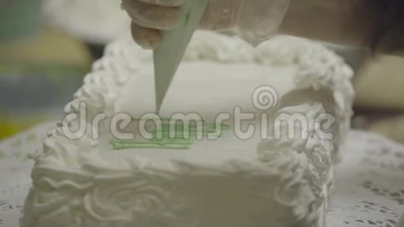 蛋糕制造商装饰了一层高级蛋糕视频的预览图