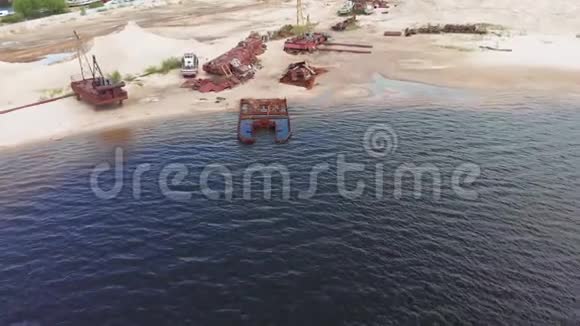 沙上河岸上的老锈船空中拍摄视频的预览图